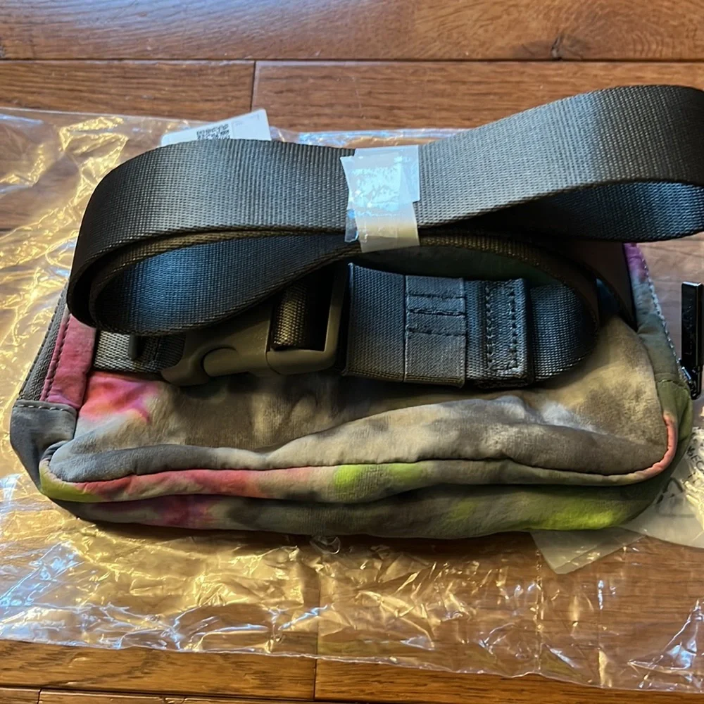 🔥LULULEMON EVERYWHERE BELT BAG 1L-HYPER DYE MULTI/ROVER PRINT🔥 - Picture 7 of 16